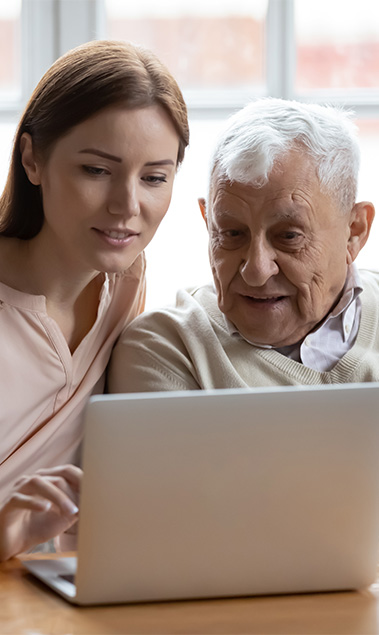 Frau sitzt mit einem Mann am Laptop